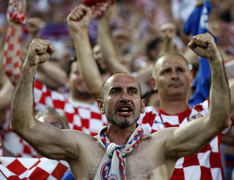 Un tifoso croato esulta dopo il gol di tacco di Kalinic. Epa